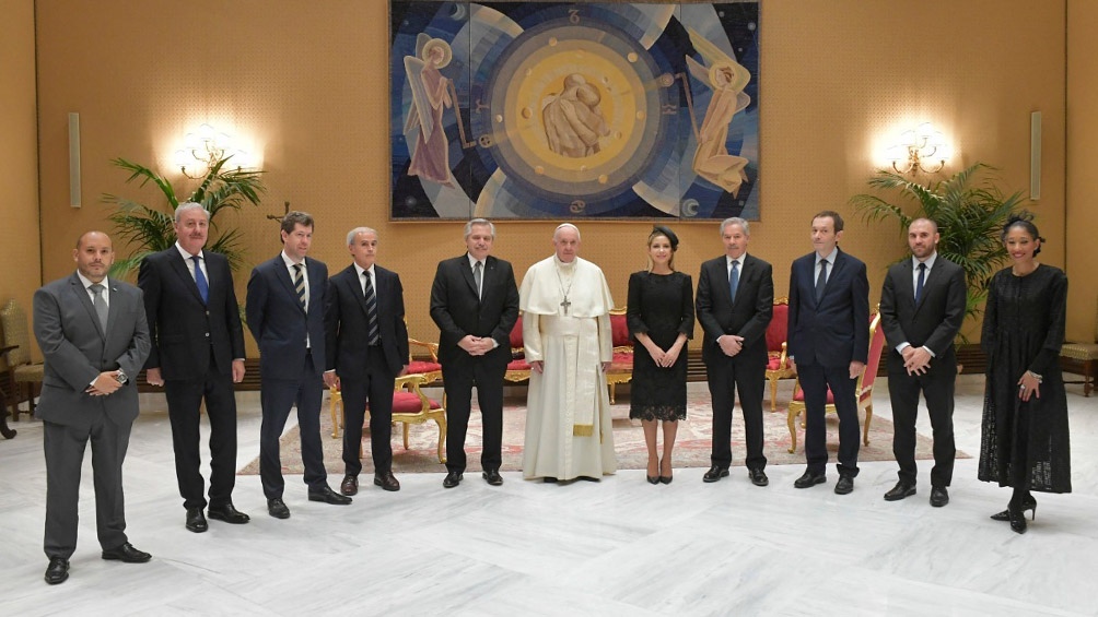 Alberto y su comitiva en la visita al Papa Francisco en el Vaticano. 